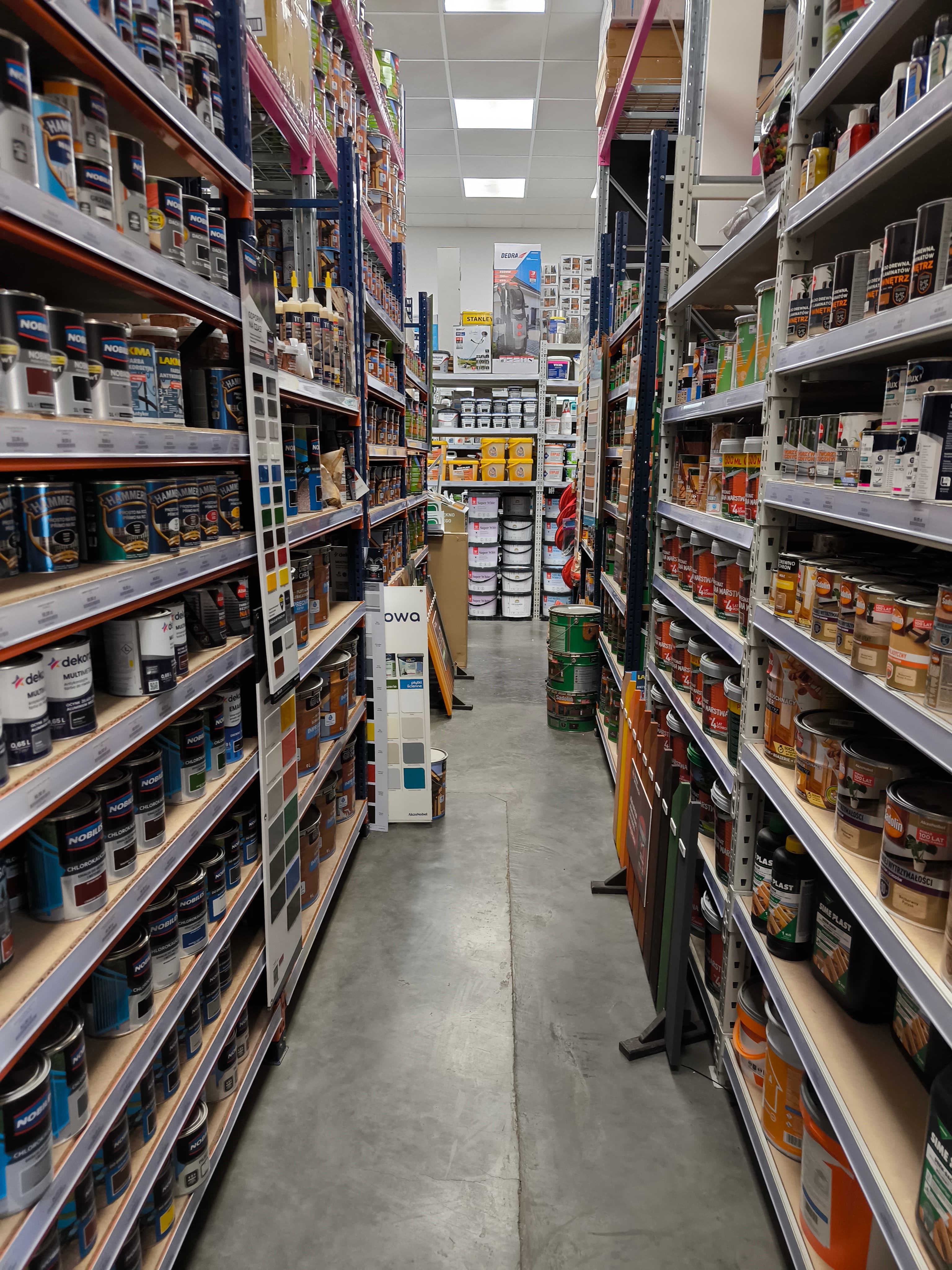 Regały i materiały na miejscu